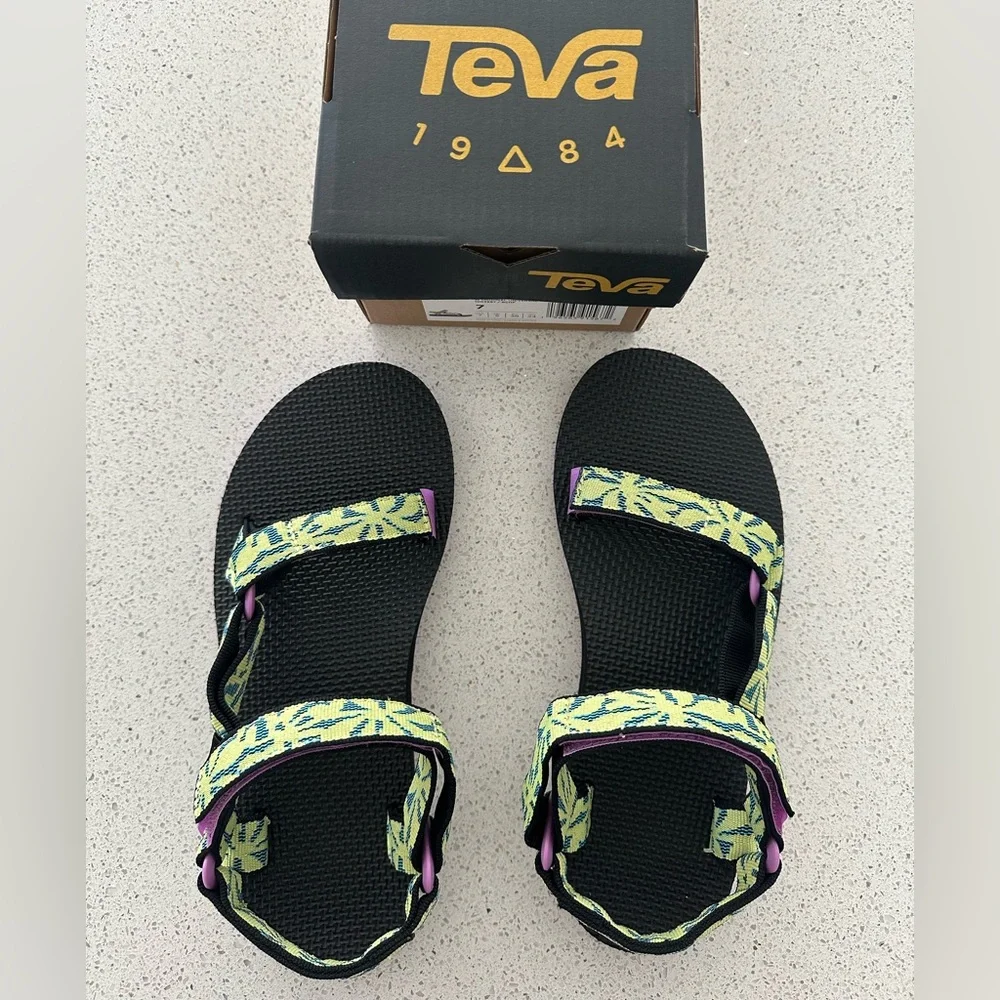 Teva Black Sandals w/ Green Leaf Design. Woman’s size 7. New in box. - Picture 1 of 6